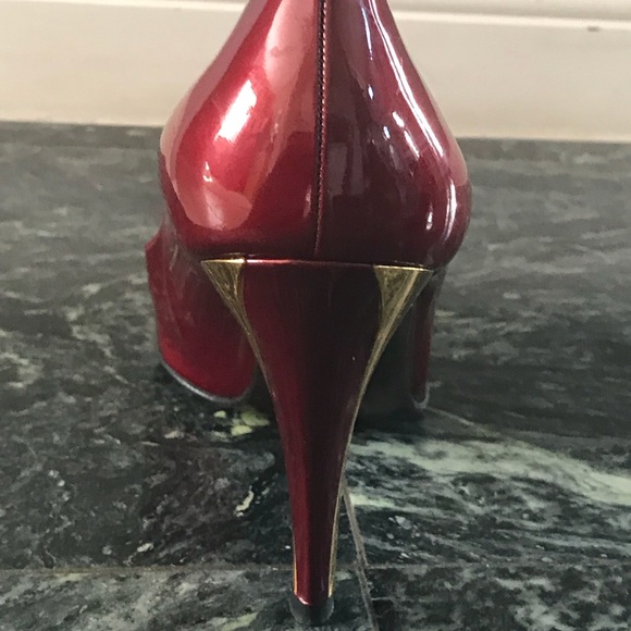 Stuart Weitzman Flame patent leather w/gold shoes. - Picture 4 of 7
